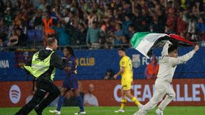 Wtargnął na boisko podczas meczu Barcelony. Miał flagę Palestyny