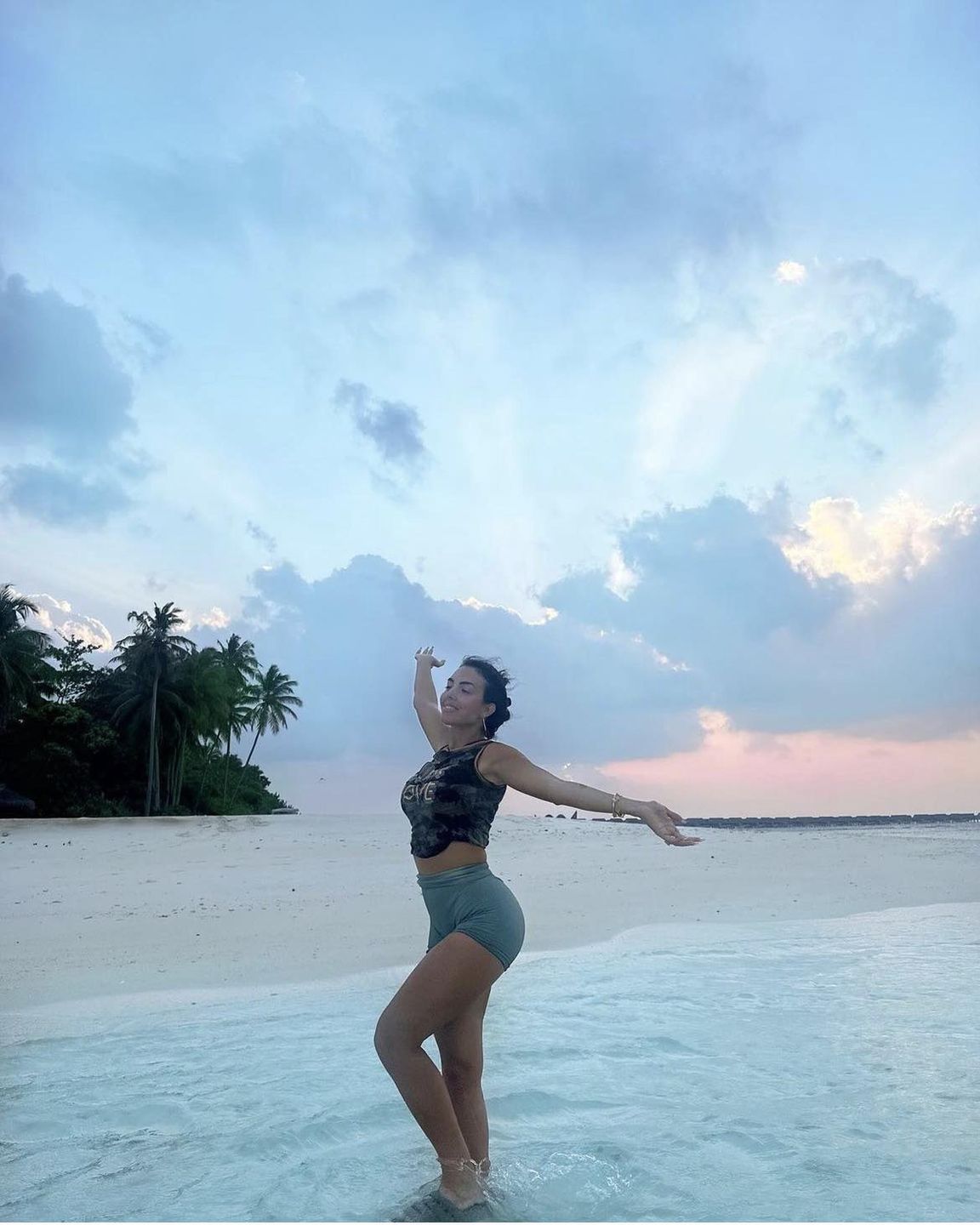 Georgina Rodriguez eksponuje pośladki podczas rajskich wakacji na Malediwach