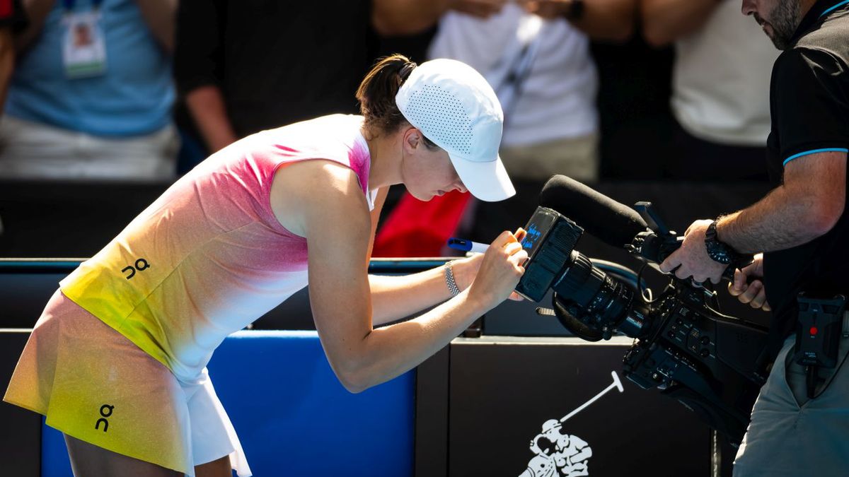 Getty Images / Robert Prange / Światek pisze na kamerze po 1. meczu w Australian Open