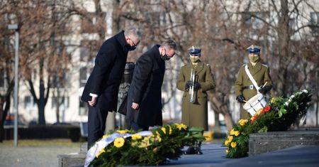 Warszawa. Uroczystości pod Pomnikiem Bohaterów Getta. 50. rocznica wizyty Willy’ego Brandta