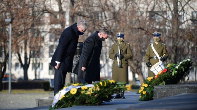 Warszawa. Szef Urzędu Prezydenta Federalnego Republiki Federalnej Niemiec Stephan Steinlein oraz szef gabinetu Prezydenta RP Krzysztof Szczerski podczas złożenia wieńca przed pomnikiem Bohaterów Getta Warszawskiego