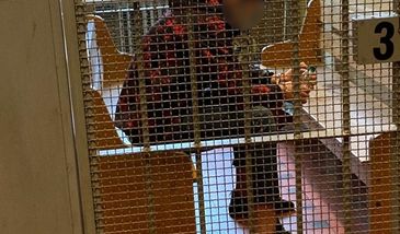 Katowice. Brutalnie pobili 40-latka w jego mieszkaniu. Ofiara trafiła do szpitala