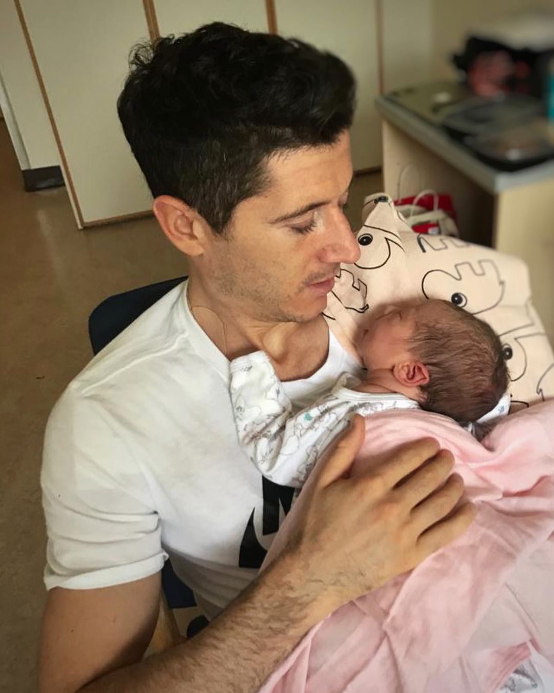 Robert Lewandowski na pierwszym zdjęciu z Klarą