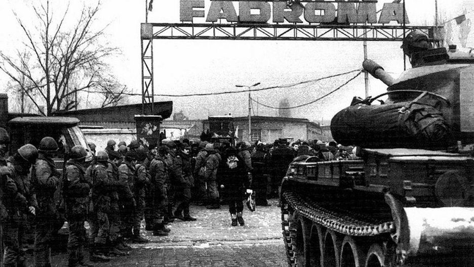 Wrocław. Pacyfikacja przez ZOMO Fadromy. Uzbrojeni mundurowi przeciwko robotnikom, sprzeciwiającym się wprowadzeniu w Polsce stanu wojennego (polska-org.pl)