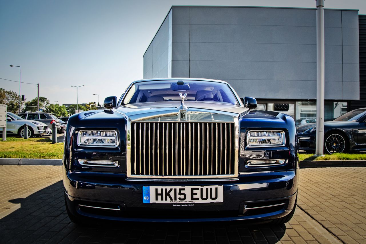Dlaczego Rolls-Royce jest samochodem, który warto wybrać do przejażdżki życia?