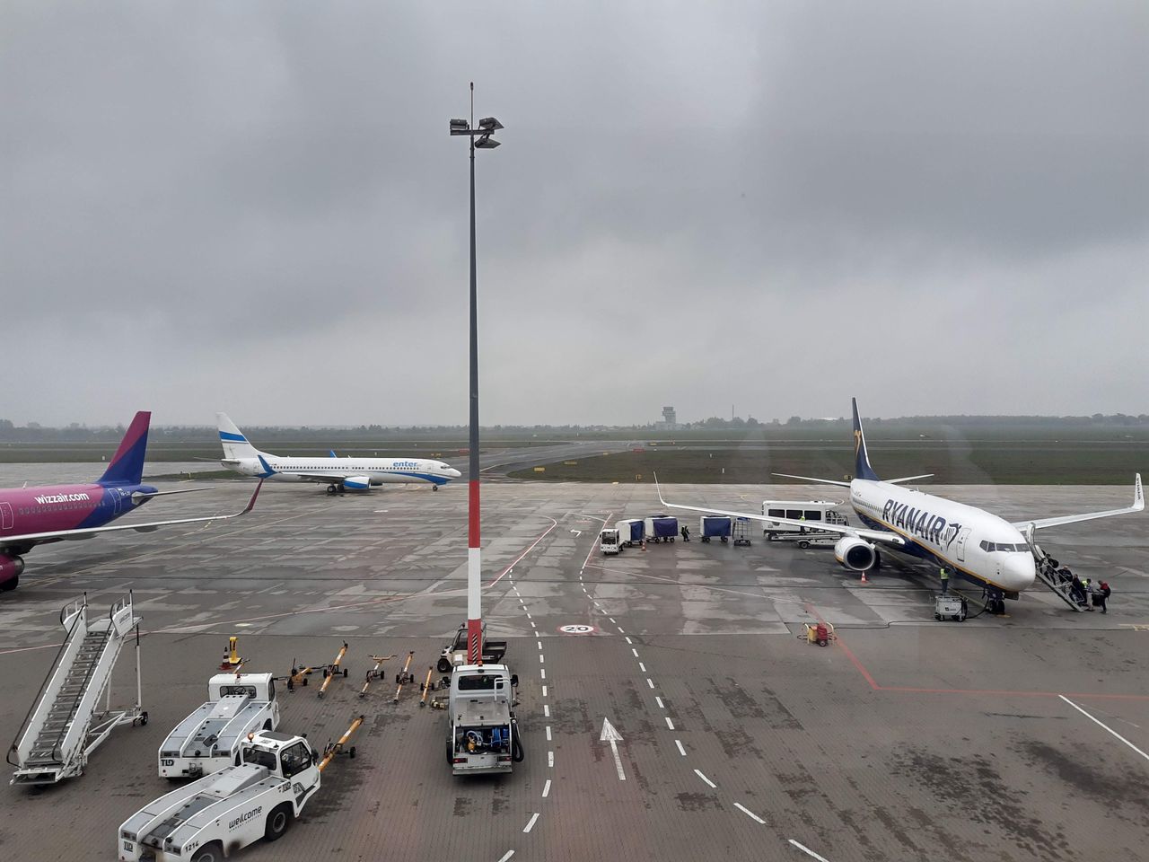 Dwóch Polaków i Bułgar zatrzymanych na lotnisku w Poznaniu