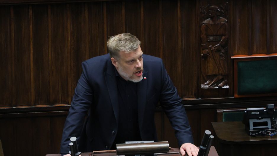 Warszawa, 24.06.2025. Poseł Partii Razem Adrian Zandberg na sali plenarnej Sejmu, 24 bm. W pierwszym dniu posiedzenia izby posłowie zajmą się m.in. rządowymi projektami ustaw deregulacyjnych oraz projektem ustawy o obronie Ojczyzny. (amb) PAP/Rafał Guz