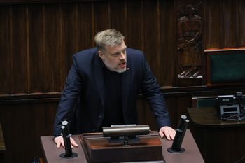 "Szurskie teorie spiskowe". Zandberg uderza w koalicję rządzącą
