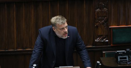 "Szurskie teorie spiskowe". Zandberg uderza w koalicję rządzącą