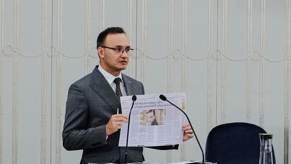 Rzecznik praw dziecka Mikołaj Pawlak zaapelował o to, by nie drwić z tematu podawania dzieciom środków farmakologicznych, które mogą zmieniać cechy płciowe