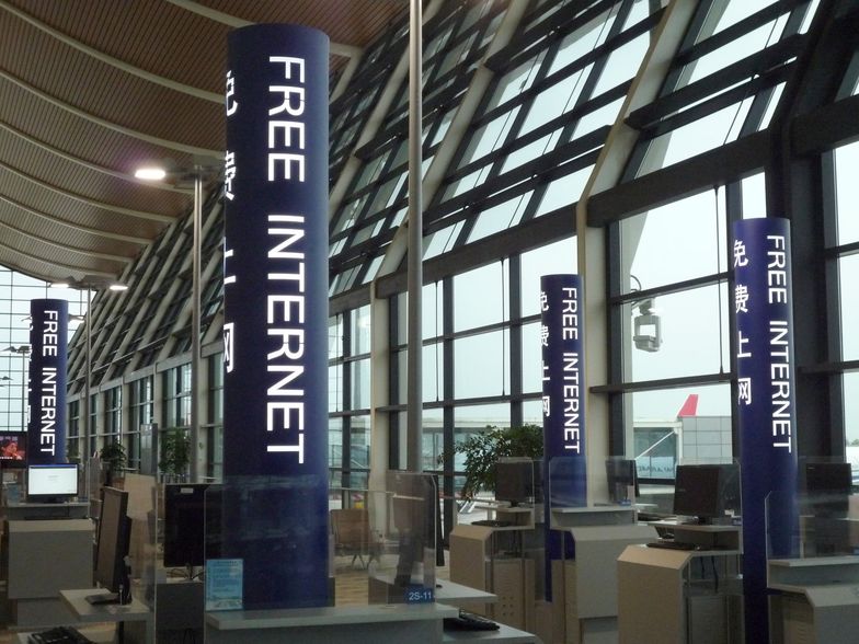 Terminal lotniska w Szanghaju. Internet w Chinach może być darmowy, ale wolny - nie.