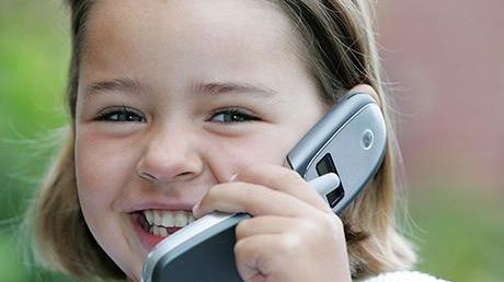 Odpowiedni wiek na pierwszą komórkę? 1