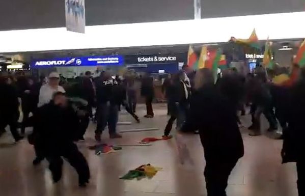 Bijatyka z udziałem 200 osób na lotnisku w Hanowerze. Policja użyła gazu łzawiącego