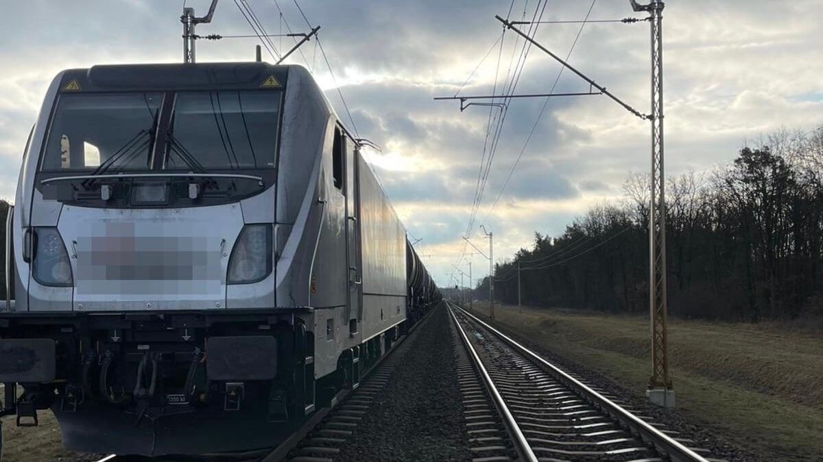 Pociąg towarowy potrącił mężczyznę na torach w Puławach