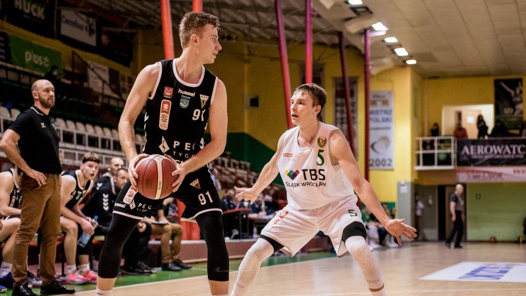 Materiały prasowe / Karolina Bąkiewicz, slaskpolskikosz.pl / Na zdjęciu (z piłką) Filip Stryjewski, GKS Tychy