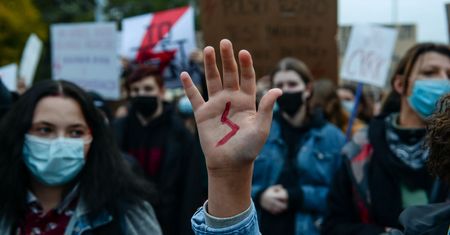 Strajk Kobiet. Studentki wyproszone z pociągu. Za transparent