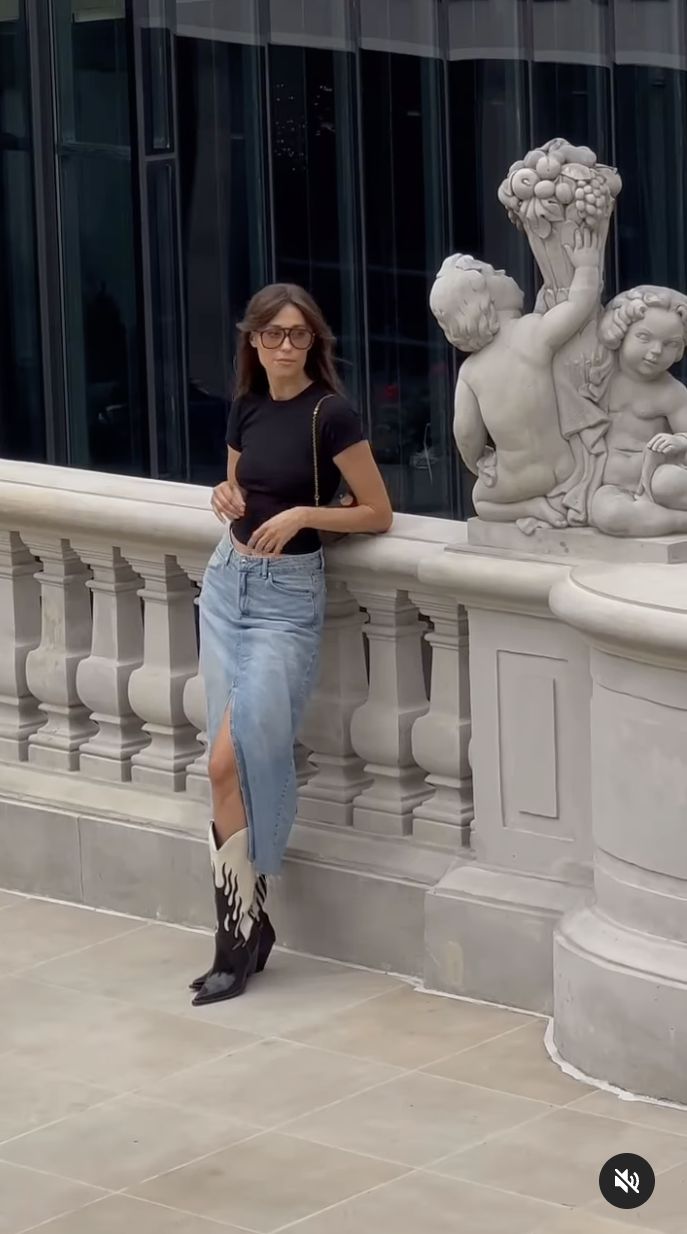 Izabella Krzan w jeansowej spódnicy