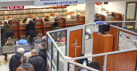 Samorządy rezygnują z kar za nieprzerejestrowanie pojazdu. Nie chcą narażać petentów na ryzyko