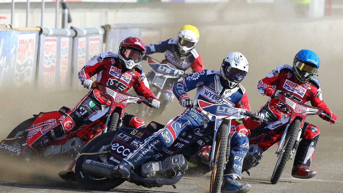 Mads Hansen (na czele), za nim Kenneth Bjerre (kask niebieski) i Daniel Jeleniewski (czerwony)