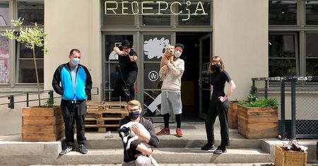 Wrocław. Bazar społeczny. Kup marchewkę, sok lub obraz