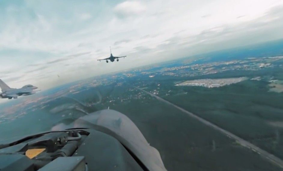Zobacz stolicę z kabiny pilota F16! Niezwykły film w technologii 360 stopni [WIDEO]