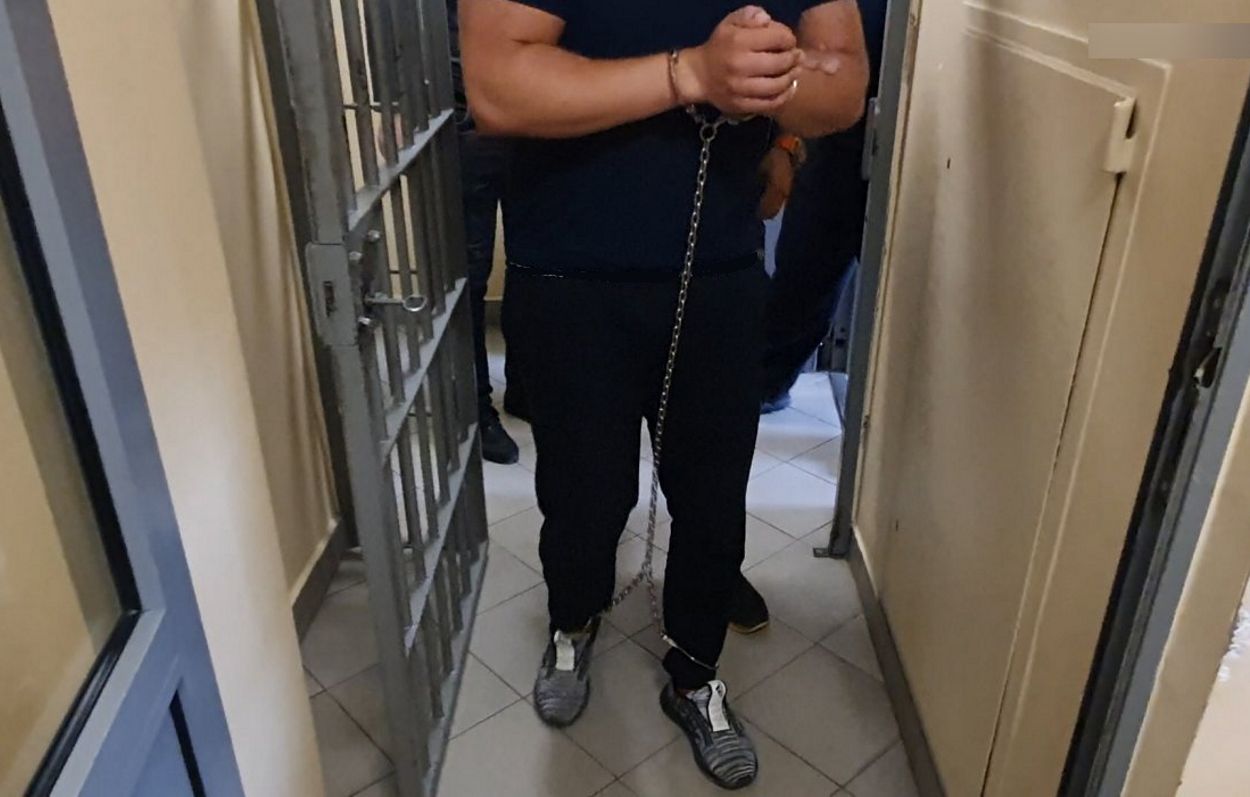 Albert G. doprowadzony do sądu. Eskortowany jak osoba niebezpieczna