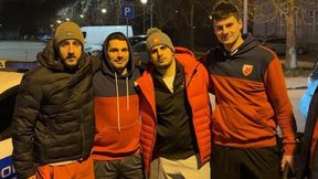 Na mrozie stali w krótkich spodniach. Nie zgadniesz, kto ich okradł