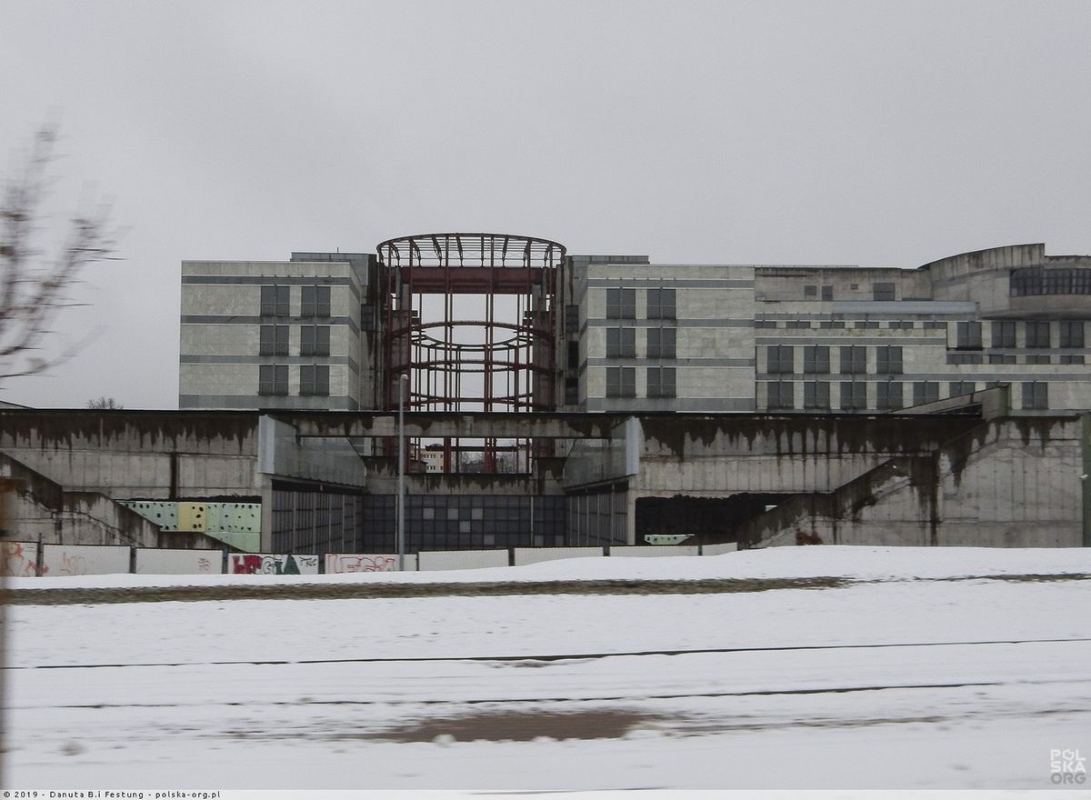 Warszawa. Dziwny budynek przyciągał eksploratorów i fotografów. Rzucał się w oczy podróżnym, jadącym trasą Armii Krajowej. Teraz jest szansa, że tu zajdzie znacząca zmiana krajobrazu