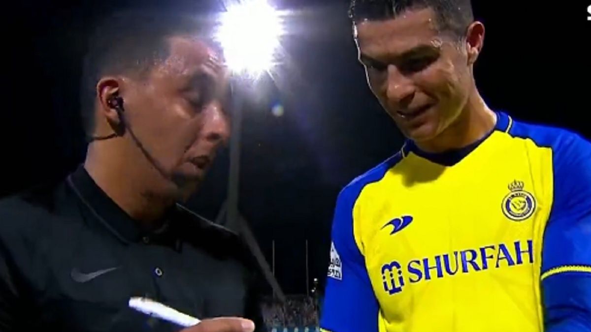 Ronaldo prosi sędziego o podpis