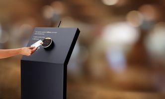 Polacy coraz częściej "dają na tacę", płacąc kartą. Ofiaromaty w kościołach znakiem czasów