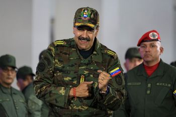 Dres Maduro hitem internetu. Ile kosztuje? Prawie się wyprzedał