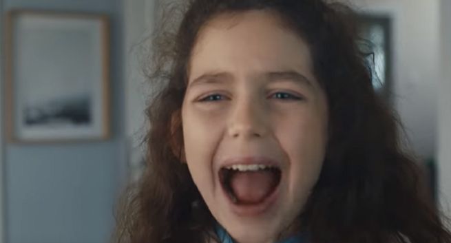 KER: reklama Aspirin Complex Zatoki z nastolatką krzyczącą na ojca promuje niewłaściwe zachowania (wideo)