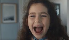 KER: reklama Aspirin Complex Zatoki z nastolatką krzyczącą na ojca promuje niewłaściwe zachowania (wideo)