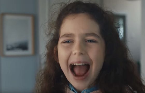 KER: reklama Aspirin Complex Zatoki z nastolatką krzyczącą na ojca promuje niewłaściwe zachowania (wideo)