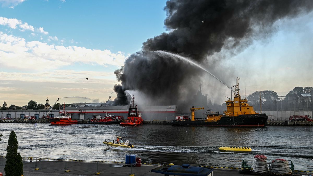 Po?ar na terenie Portu Gda?sk
14.07.2024 Gdansk. Pozar hali magazynowej przy ul. Oliwskiej na terenie gdanskiego portu. Plonie hala wypelniona najprawdopodobniej tworzywami sztucznymi.   fot Przemek Swiderski/REPORTER
Przemek Swiderski/REPORTER