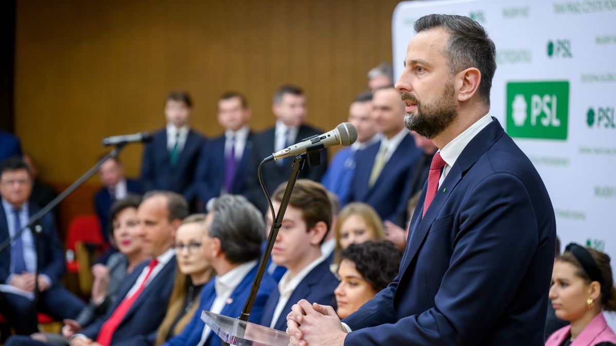 Tarnów, 06.01.2024. Wicepremier, minister obrony narodowej, prezes Polskiego Stronnictwa Ludowego Władysław Kosiniak-Kamysz (P) podczas spotkania z mieszkańcami w budynku Delegatury Urzędu Wojewódzkiego w Tarnowie, 6 bm. (pt/amb) PAP/Paweł Topolski