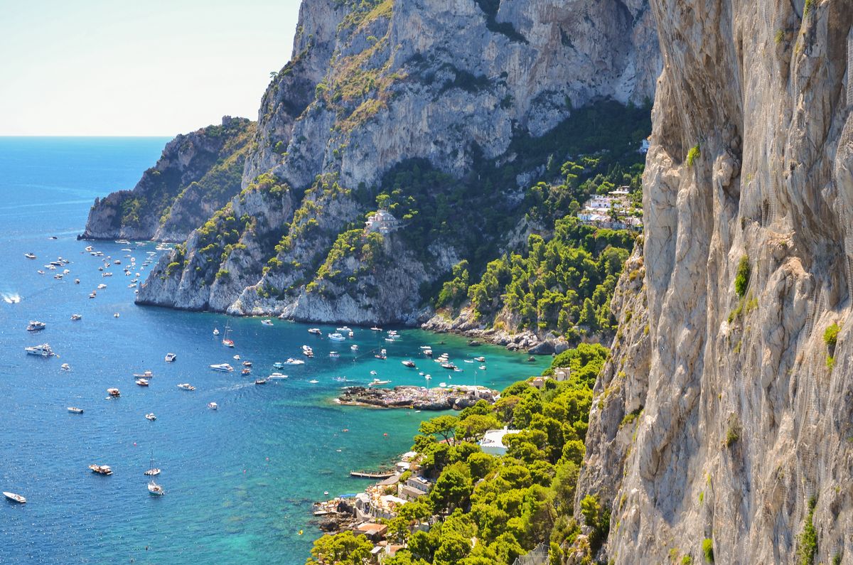 Malownicza wyspa Capri znajduje się niedaleko Neapolu, więc warto odwiedzić ją, będąc we włoskim mieście 