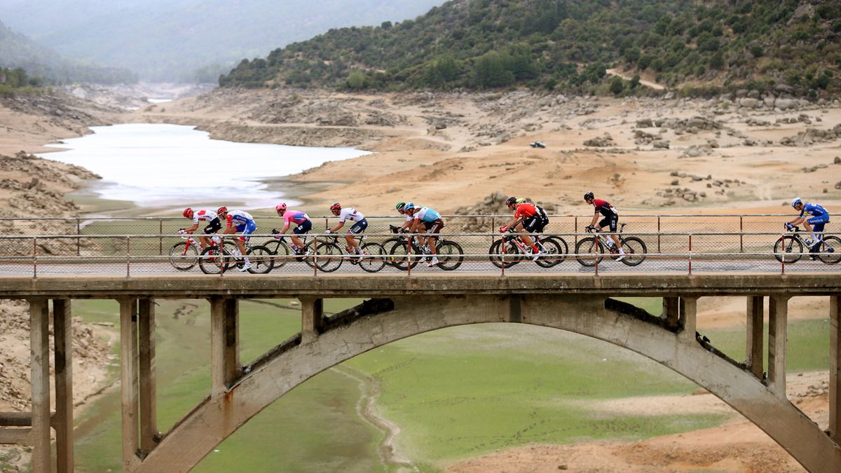 Zdjęcie okładkowe artykułu: PAP/EPA / JAVIER LIZON / Na zdjęciu: kolarze podczas 19. etapu Vuelta a Espana