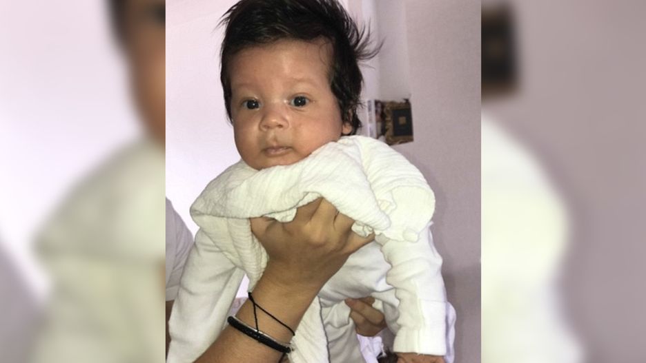 Chłopiec urodził się z bujną czupryną. Nawet lekarze byli zaskoczeni (WIDEO)