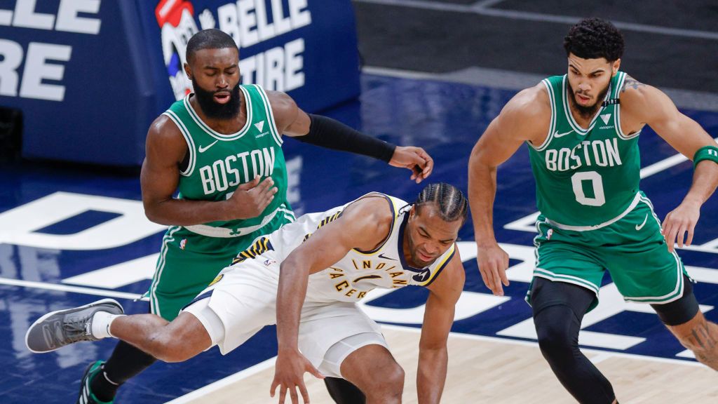 Zdjęcie okładkowe artykułu: Getty Images / Michael Hickey / Na zdjęciu: T.J. Warren w starciu z koszykarzami Boston Celtics