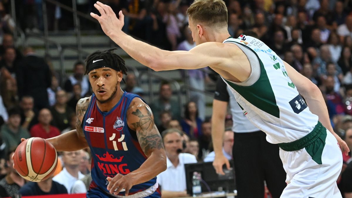 PAP / Marcin Bielecki / Koszykarz Kinga Szczecin Bryce Brown (L) i Jakub Nizioł (P) ze Śląska Wrocław