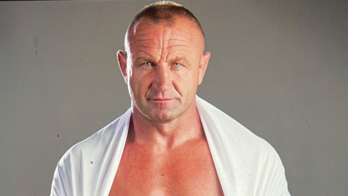 Mariusz Pudzianowski z zawieszoną na ramionach flagą