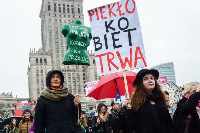 "Wyślij wieszak Pani Premier". Polki protestują przeciwko całkowitemu zakazowi aborcji