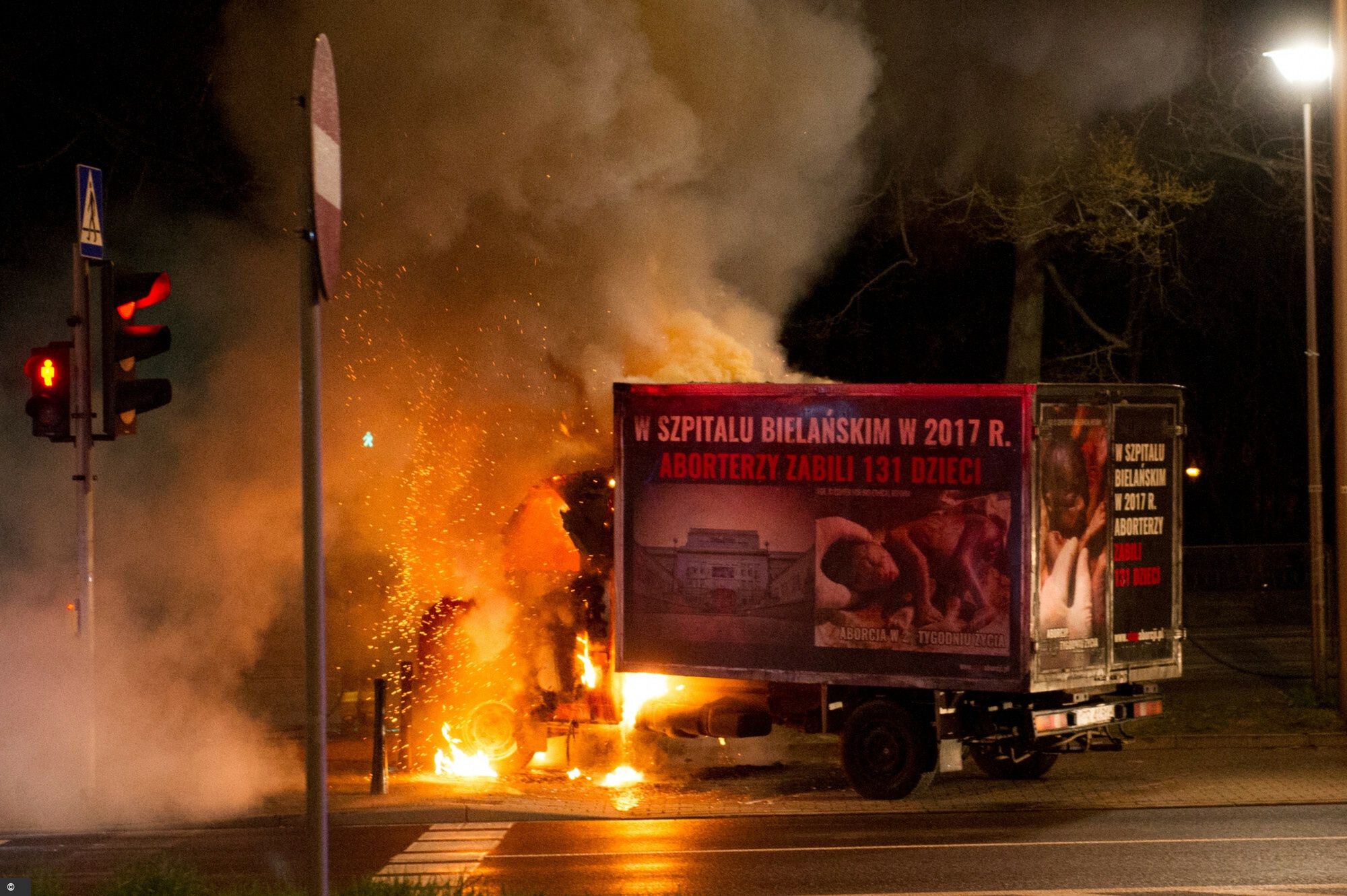 Warszawa. Płonąca furgonetka z hasłami antyaborcyjnymi [ZDJĘCIA]