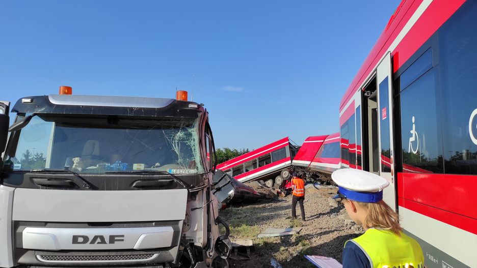 Kołbaskowo: ciężarówka wjechała pod pociąg. Ewakuacja pasażerów 