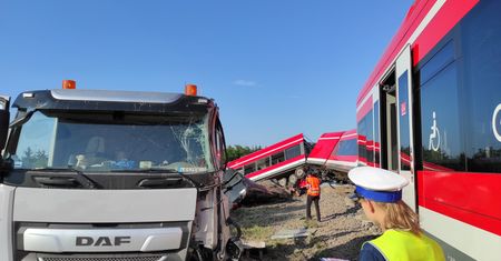 Wypadek pociągu w Kołbaskowie. Uderzył w TIR-a. Ewakuacja pasażerów
