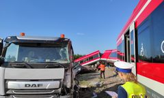Wypadek pociągu w Kołbaskowie. Uderzył w TIR-a. Ewakuacja pasażerów