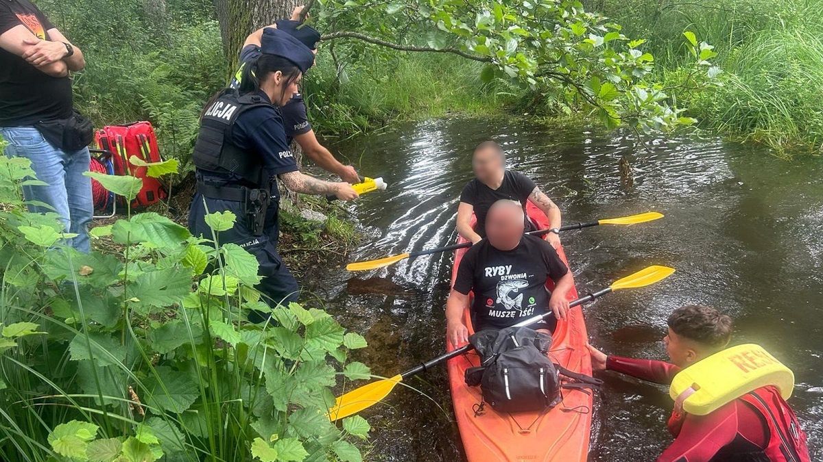 Policjanci sprawdzali kajakarzy