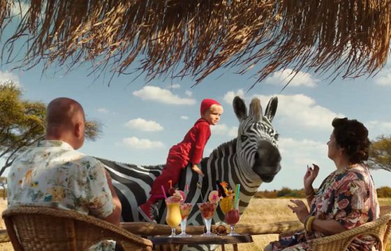 Chłopiec z zebrą na safari reklamuje Ptasie Mleczko (wideo)