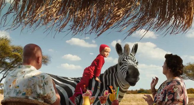 Chłopiec z zebrą na safari reklamuje Ptasie Mleczko (wideo)